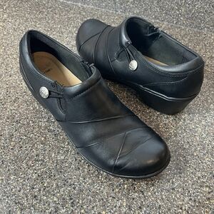 Clarks Collection Women's Sz 8 M Leather Heels Comfort Casual Black Zip On Shoes